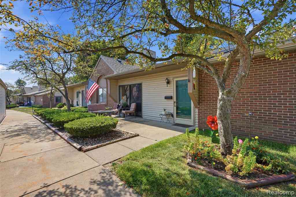 Condo For Sale - 316 Spring Brooke Drive <br/> Brighton, MI 48116