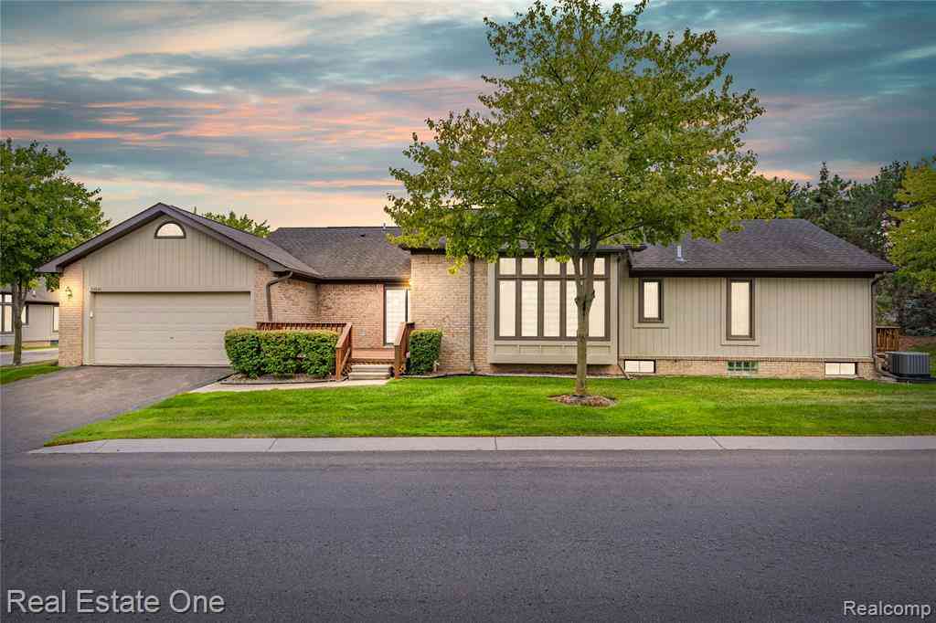 Condo For Sale - 33925 Oakwood Drive <br/> Sterling Heights, MI 48312