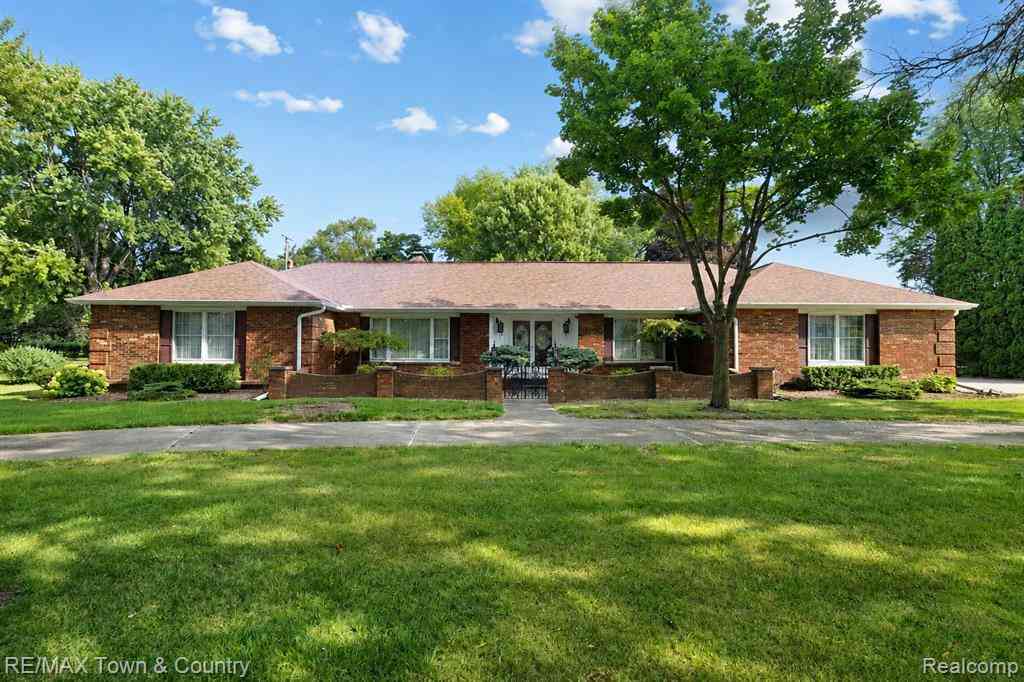 Homes For Sale - 5446 Fernwood Drive <br/> Genesee County, Flint, MI 48532