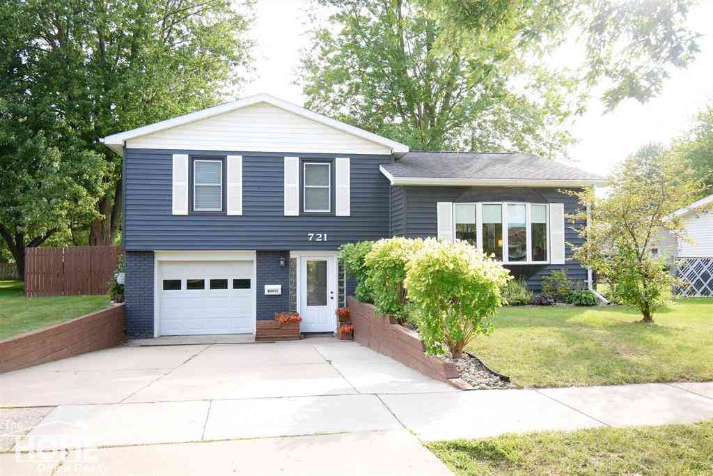 Homes For Sale - 721 Huntington Drive <br/> Shiawassee County, Owosso, MI 48867
