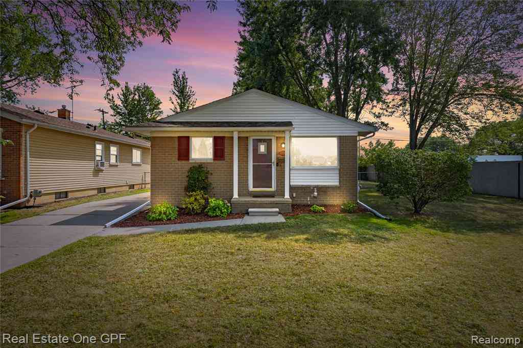 Homes For Sale - 22316 Carolina Street <br/> Saint Clair Shores, MI 48080