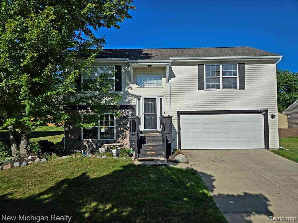 Homes For Sale - 679 Andover Woods Drive <br/> Fenton, MI 48430