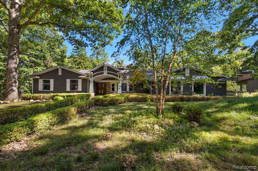Homes For Sale - 1663 Standish Court <br/> Bloomfield Hills, MI 48302