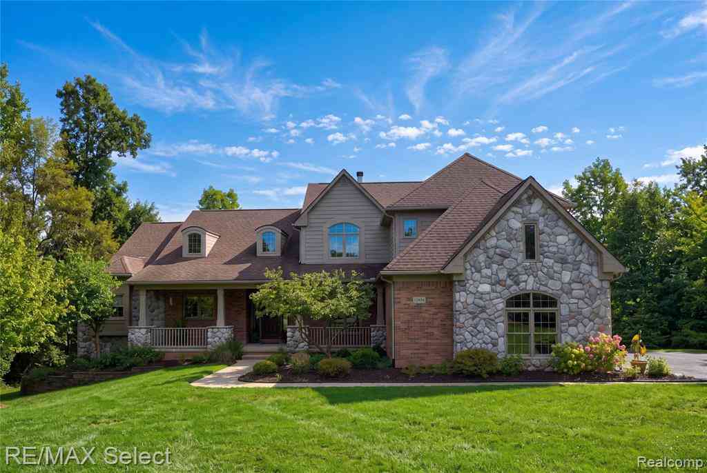 Homes For Sale - 10454 Heron Court <br/> Fenton, MI 48430