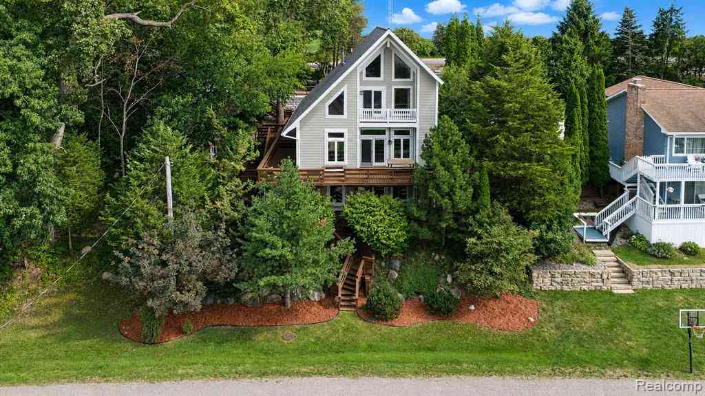 Homes For Sale - 15420 Jennings Road <br/> Genesee County, Fenton, MI 48430