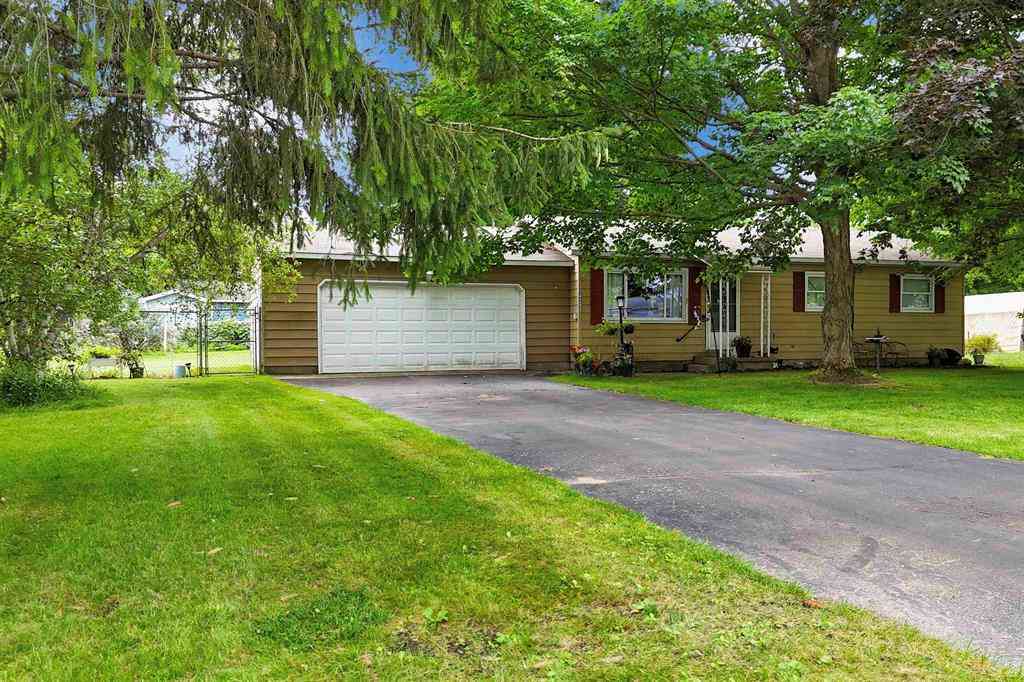 Homes For Sale - 4285 N Manor Wood Drive <br/> Traverse City, MI 49685