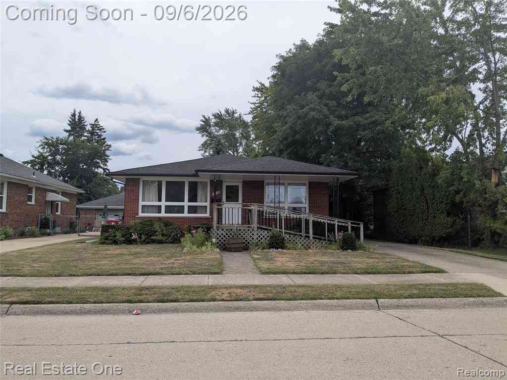 Homes For Sale - 16034 Hauss Avenue <br/> Eastpointe, MI 48021