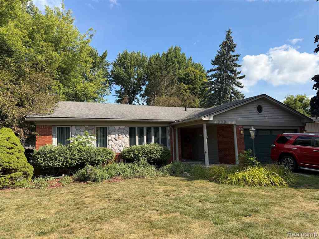 Homes For Sale - 990 Huntsford Drive <br/> Troy, MI 48084