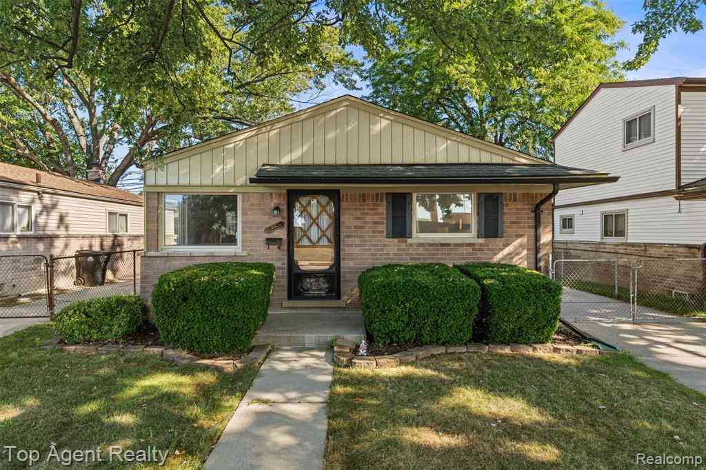 Homes For Sale - 18535 Marquette Street <br/> Roseville, MI 48066