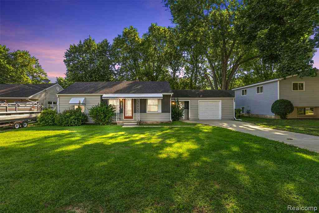 Homes For Sale - 3440 Mills Acres Street <br/> Genesee County, Flint, MI 48506