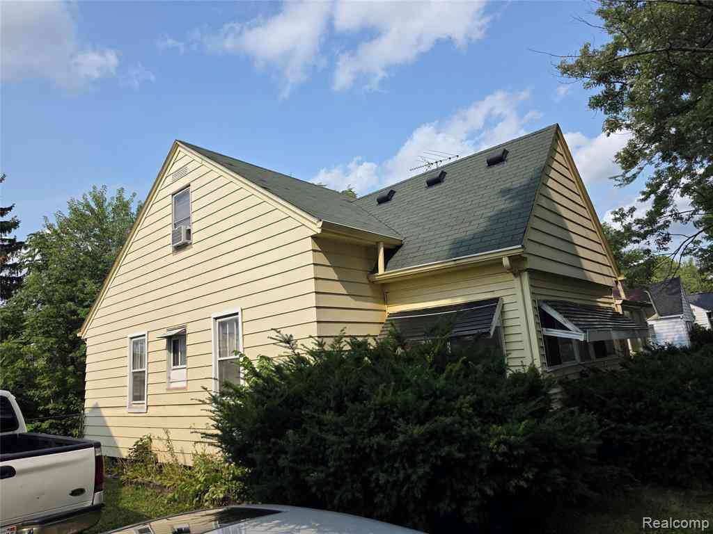 Homes For Sale - 573 E Kennett Road <br/> Oakland County, Pontiac, MI 48340