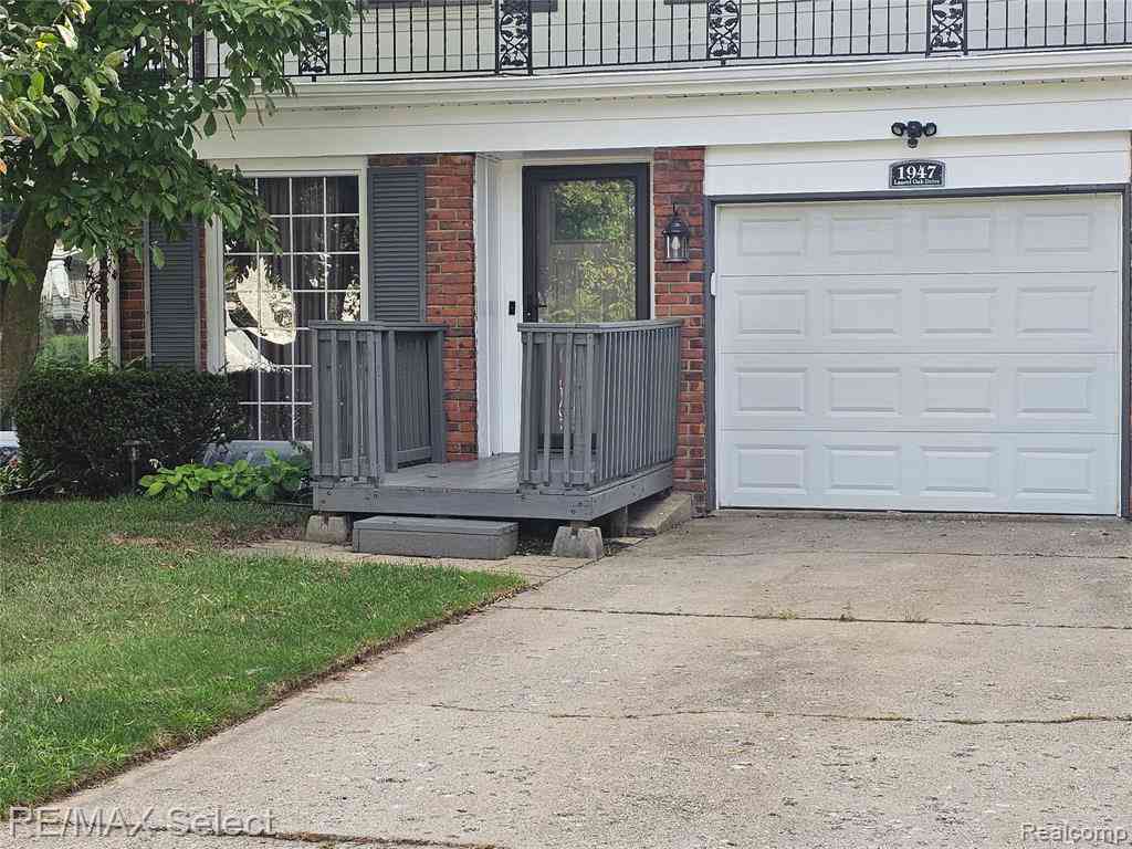 Homes For Sale - 1947 E Laurel Oak Drive Drive <br/> Genesee County, Flint, MI 48507