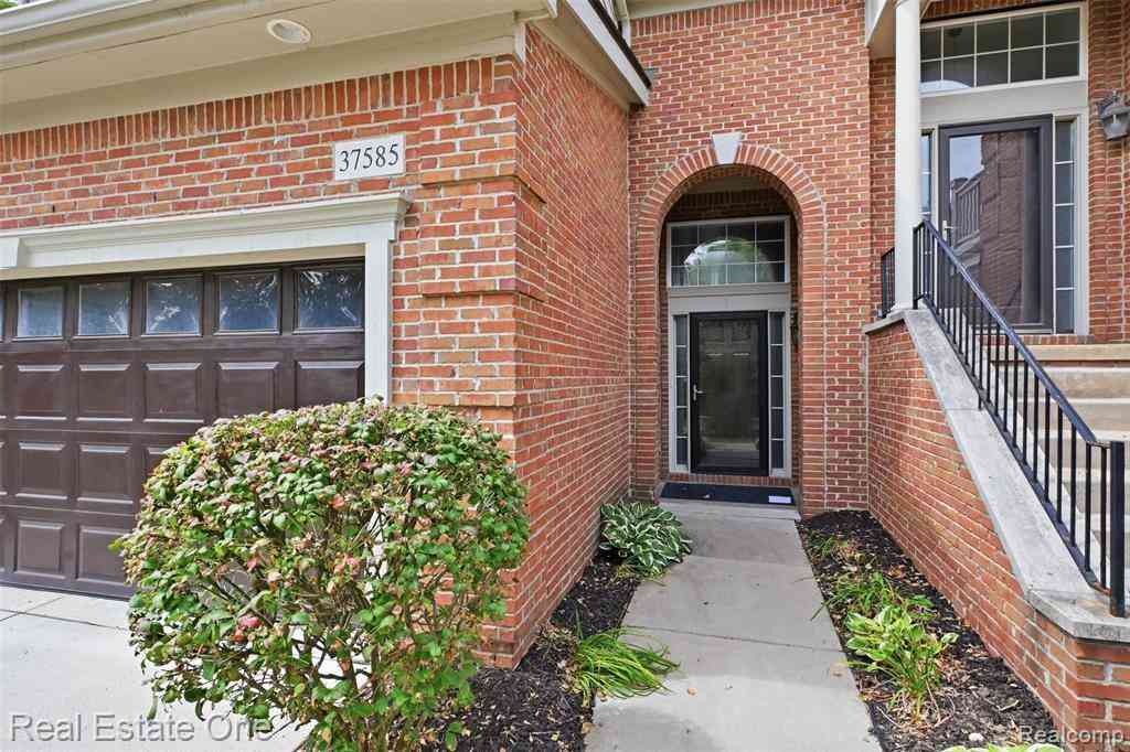 Condo For Sale - 37585 Newburg Park Circle   #16<br/> Wayne County, Livonia, MI 48152