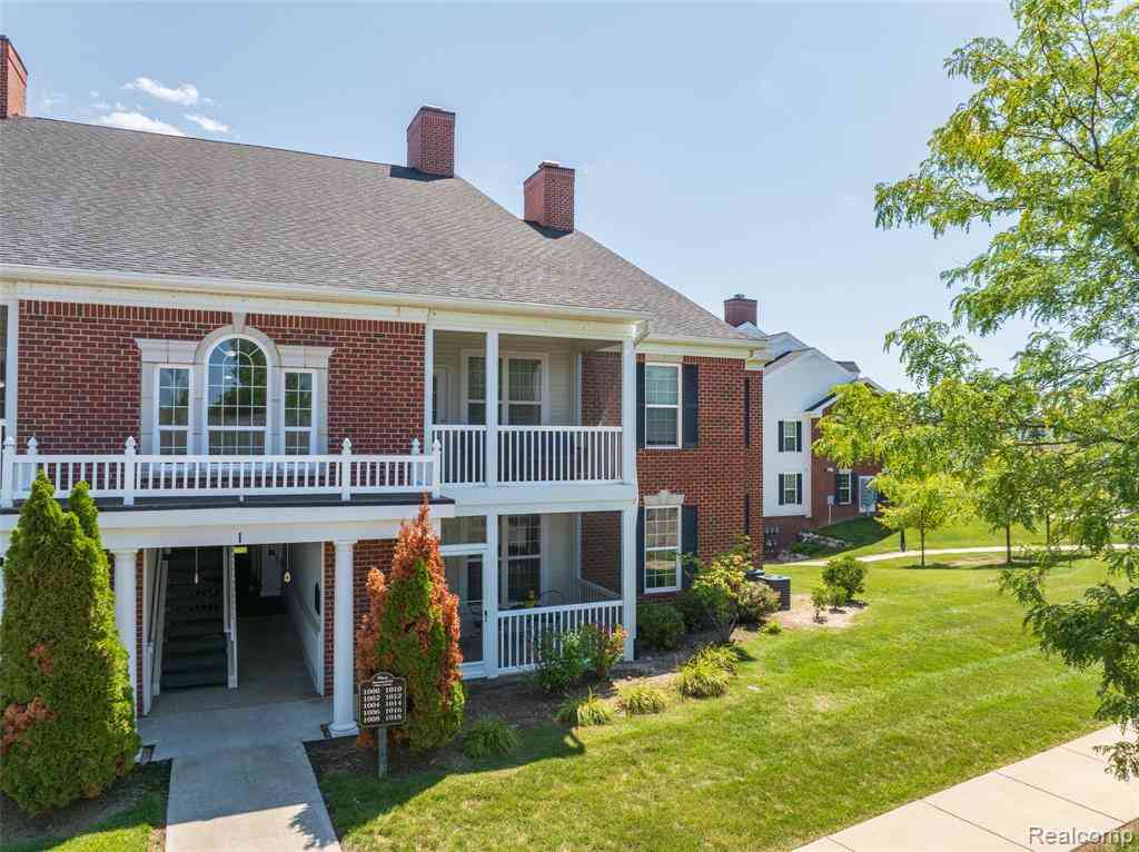 Condo For Sale - 1006 W Summerfield Glen Circle <br/> Washtenaw County, Ann Arbor, MI 48103