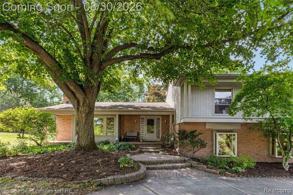 Homes For Sale - 28107 New Bedford Drive <br/> Oakland County, Farmington Hills, MI 48334