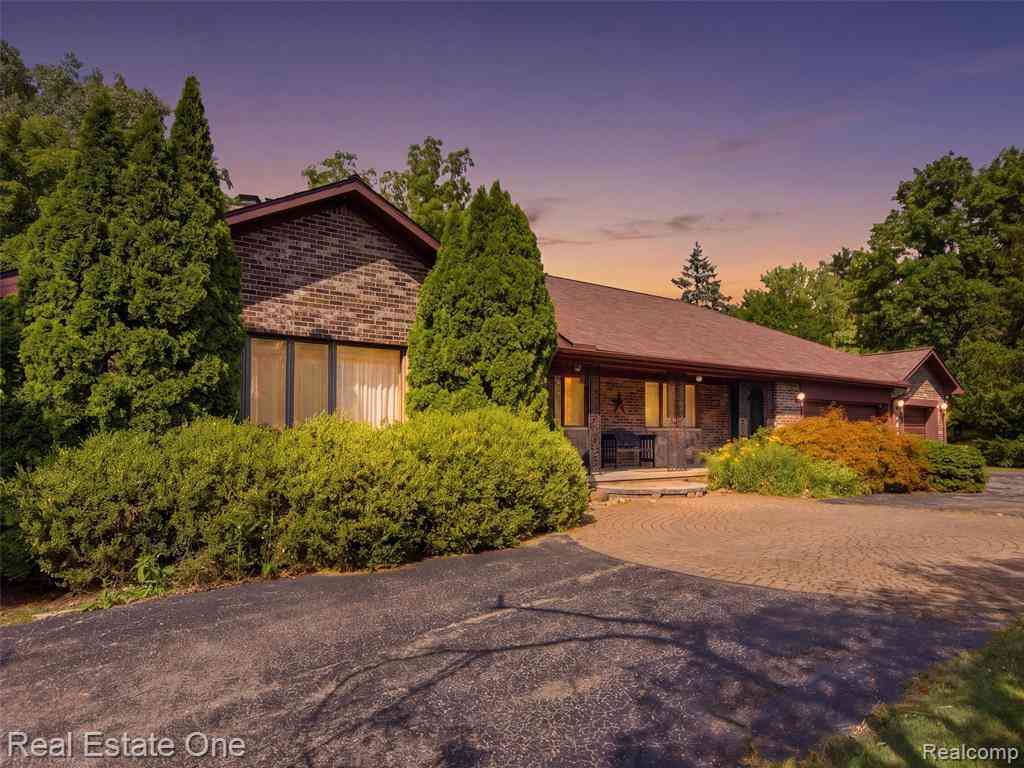 Homes For Sale - 2626 W Wattles Road <br/> Troy, MI 48098