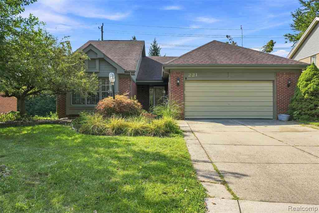 Homes For Sale - 221 Sandalwood Drive <br/> Oakland County, Rochester, MI 48307