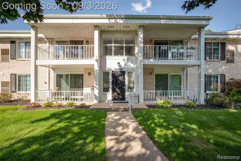 Condo For Sale - 35972 Ann Arbor Trail <br/> Wayne County, Livonia, MI 48150