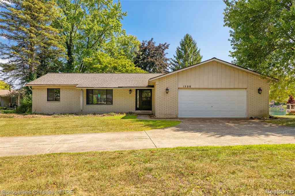 Homes For Sale - 1500 3 Lakes Drive <br/> Troy, MI 48085