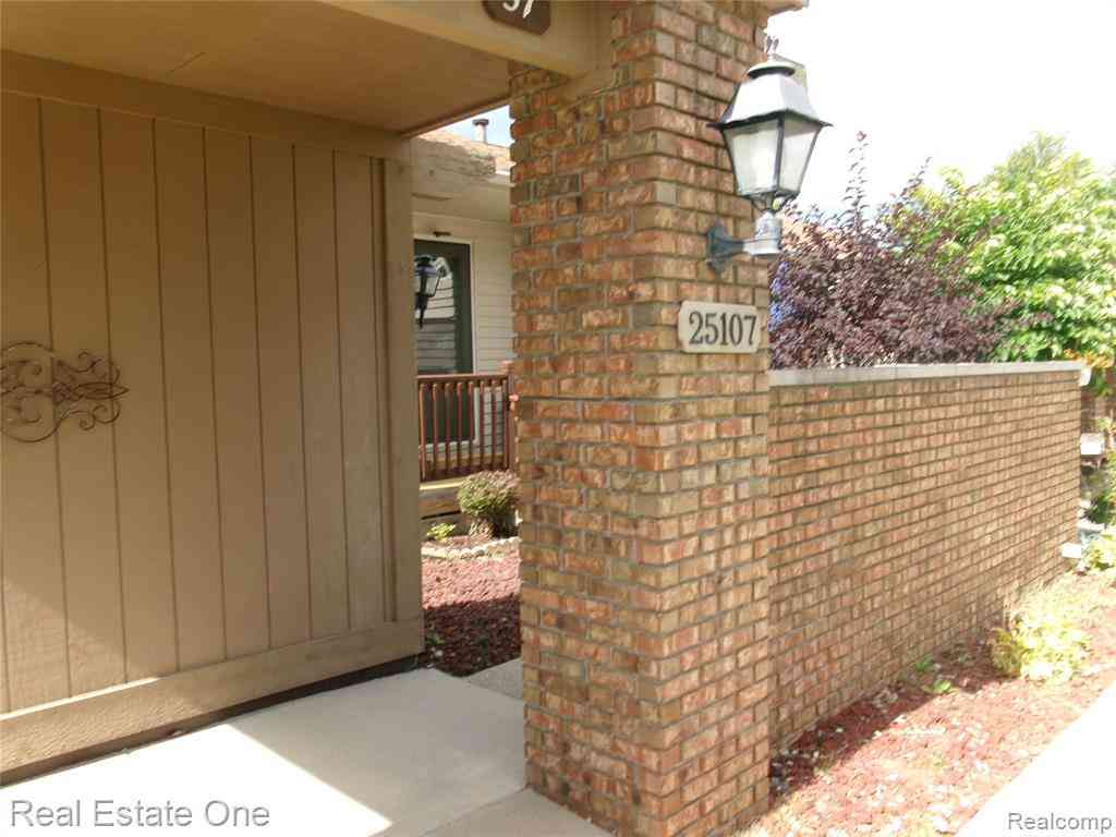 Condo For Sale - 25107 Hamilton Court  #4<br/> Oakland County, South Lyon, MI 48178