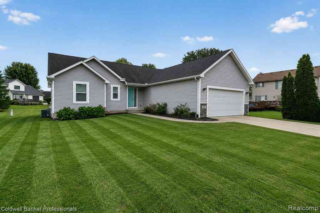 Homes For Sale - 1297 Rosalie Drive <br/> Fenton, MI 48430