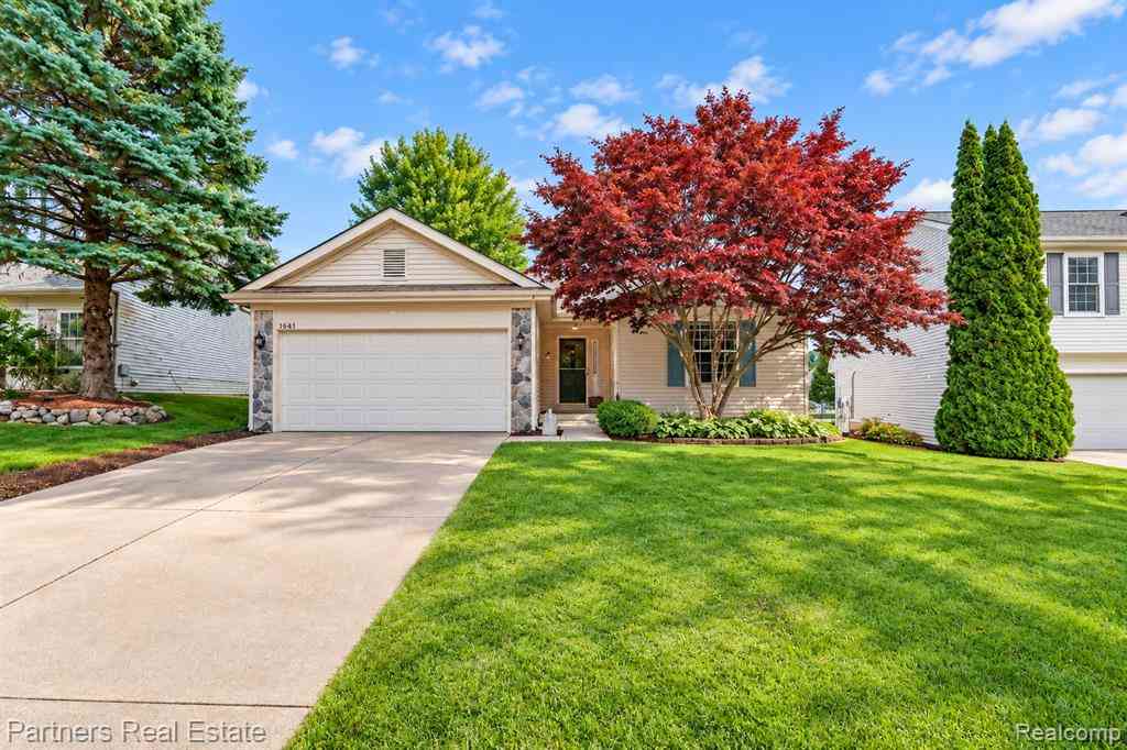 Homes For Sale - 1641 Chelsea Circle <br/> Howell, MI 48843