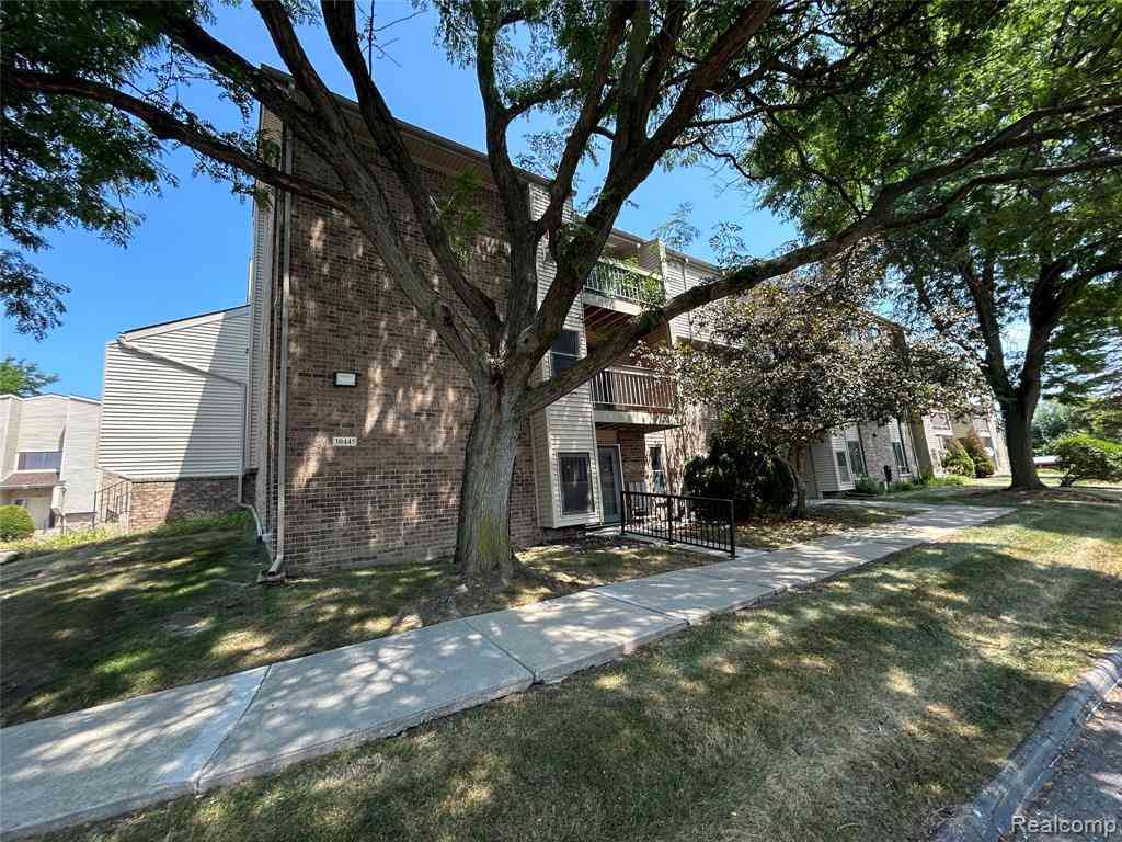 Condo For Sale - 30445 W 14 Mile Road  #69<br/> Oakland County, Farmington Hills, MI 48334