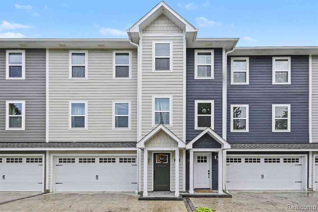 Condo For Sale - 204 Oakwood Street <br/> Holly, MI 48442