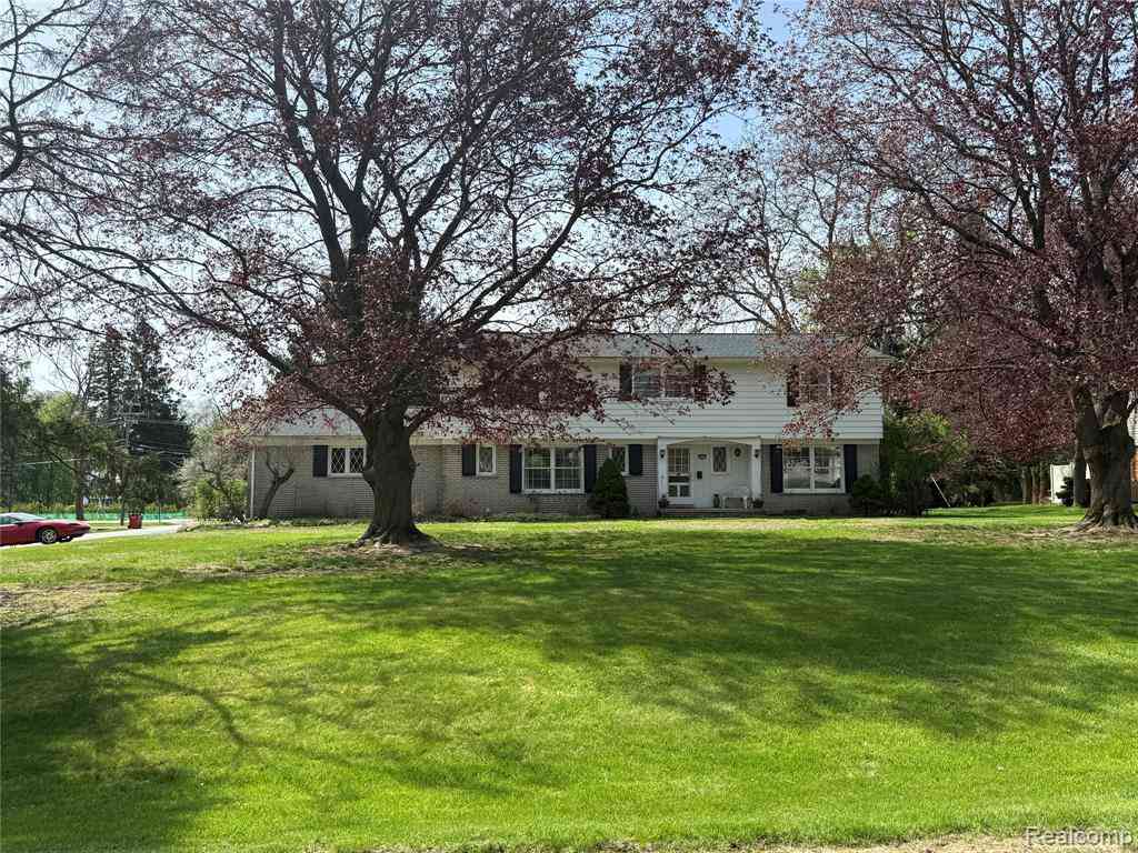 Homes For Sale - 26023 Meadow Drive <br/> Oakland County, Franklin, MI 48025