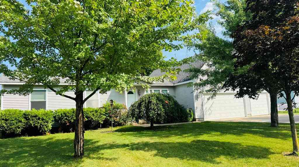 Homes For Sale - 4520 N Manor Wood Drive <br/> Traverse City, MI 49685
