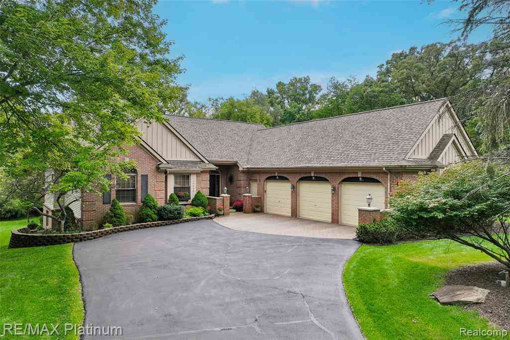 Homes For Sale - 10688 Eagle Ravine Drive <br/> Brighton, MI 48114
