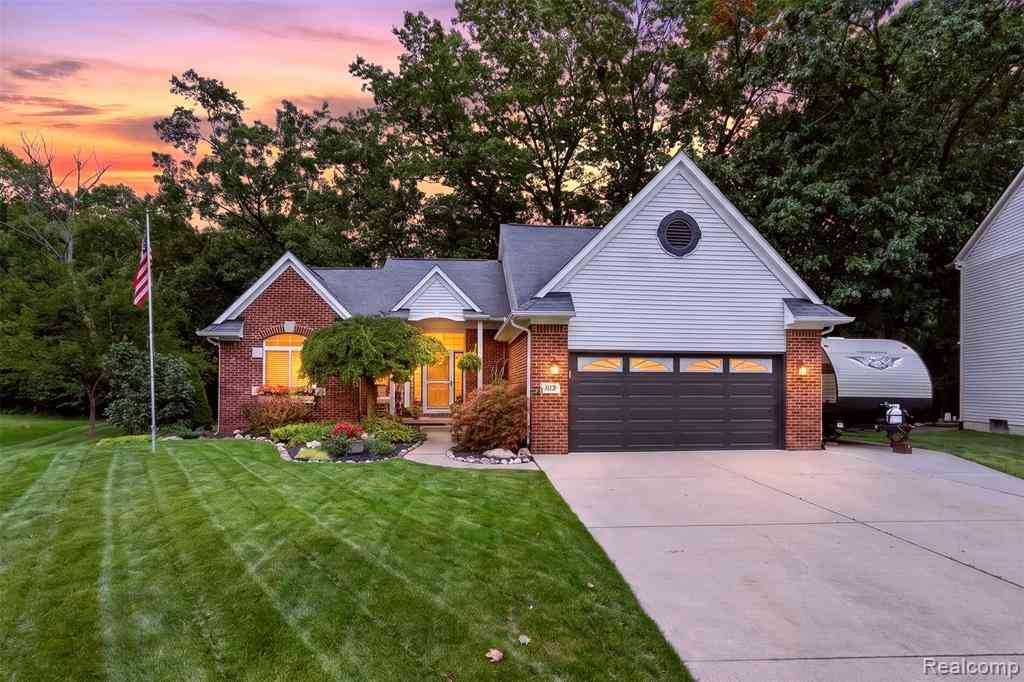 Homes For Sale - 204 Pleasant Manor Drive <br/> Waterford, MI 48327