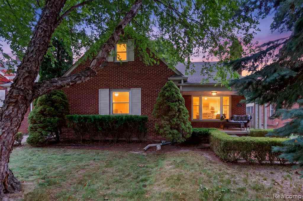 Homes For Sale - 2925 Bembridge Road <br/> Royal Oak, MI 48073