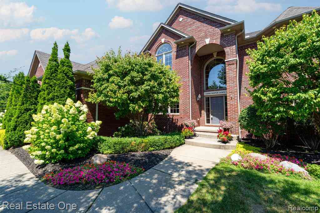 Homes For Sale - 13255 Maple Lawn Drive <br/> Macomb County, Shelby Twp, MI 48315