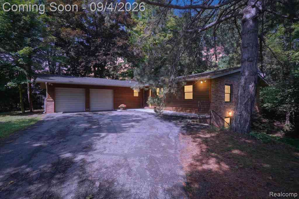 Homes For Sale - 1352 Catherines Way <br/> Howell, MI 48843
