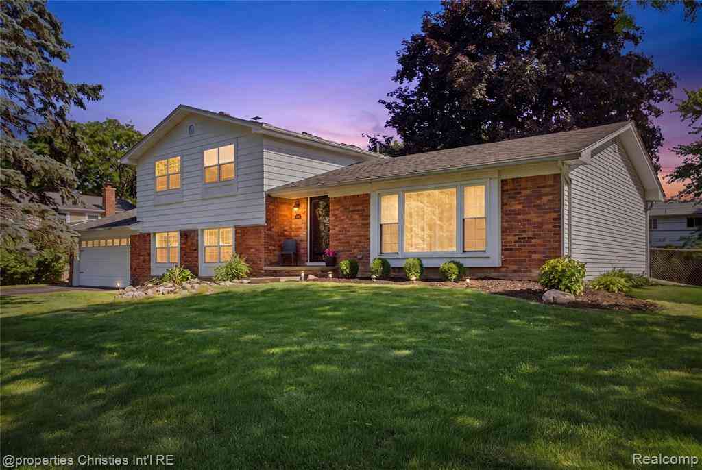 Homes For Sale - 5569 Tadworth Place <br/> Oakland County, West Bloomfield, MI 48322