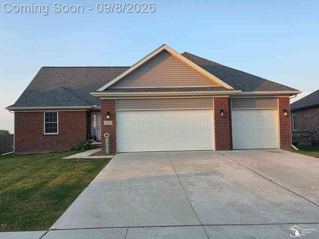 Homes For Sale - 4924 Skylark Drive <br/> Monroe, MI 48161