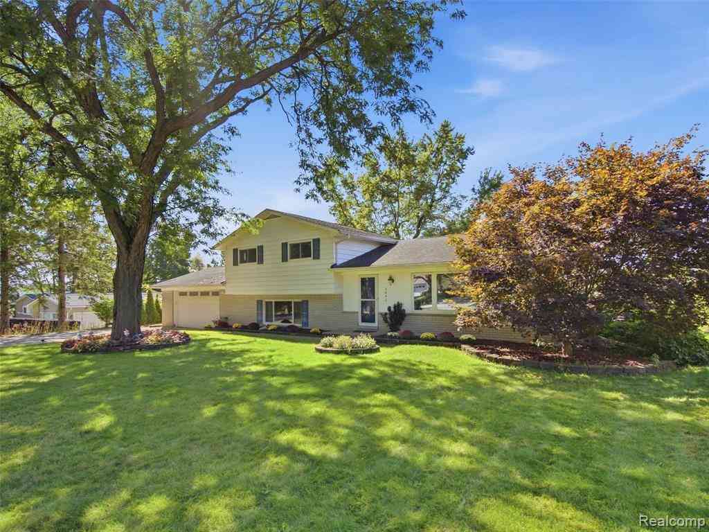 Homes For Sale - 3642 Hi Lure Drive <br/> Lake Orion, MI 48360