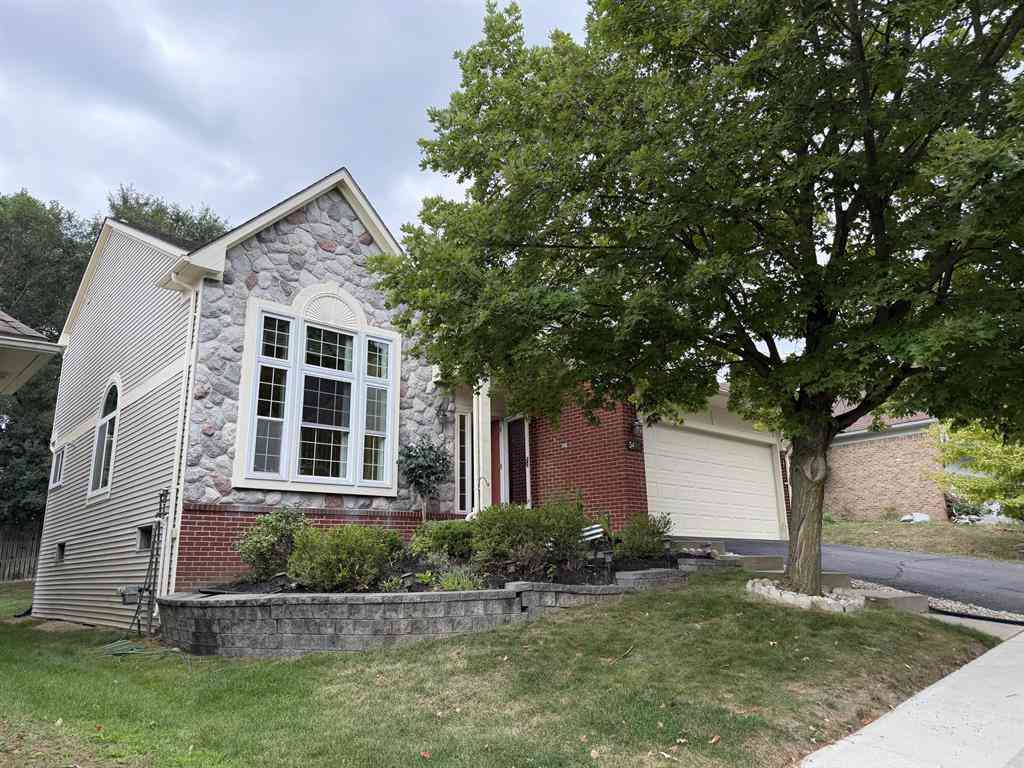 Homes For Sale - 34763 Pickford Drive <br/> Oakland County, Farmington Hills, MI 48335