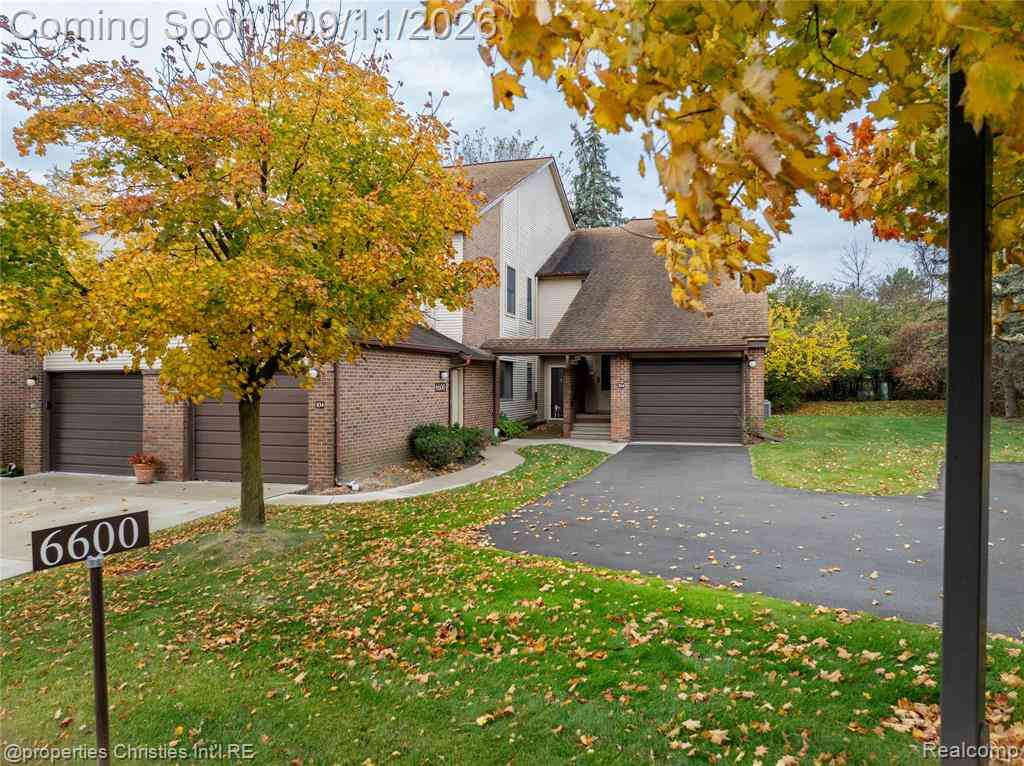 Condo For Rent - 6600 Ridgefield Circle <br/> West Bloomfield, MI 48322