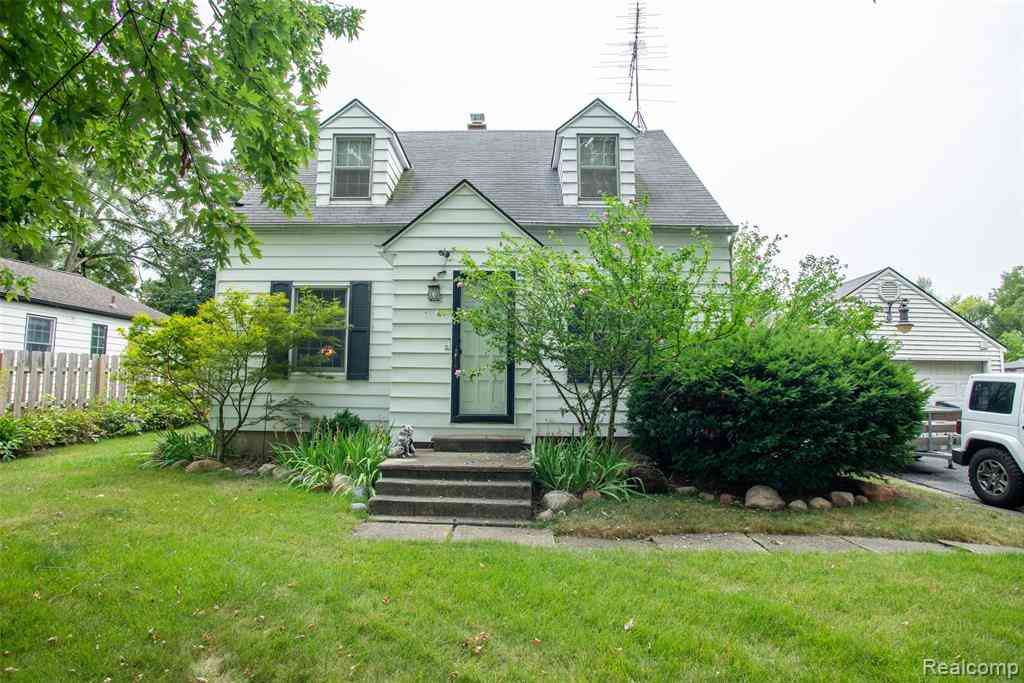 Homes For Sale - 228 Coleman Drive <br/> Oakland County, Waterford, MI 48328