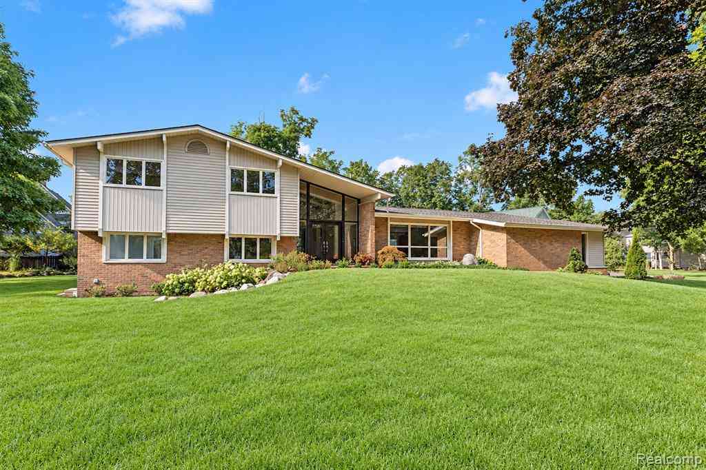 Homes For Rent - 2564 Charel Court <br/> West Bloomfield, MI 48324