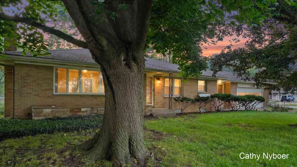 Homes For Sale - 3860 Ivanrest Avenue Sw SW<br/> Grandville, MI 49418