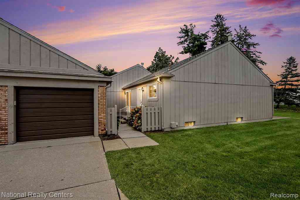 Condo For Sale - 12486 CAMBRIDGE BLVD 10 Mile And Rushton  <br/> South Lyon, MI 48169