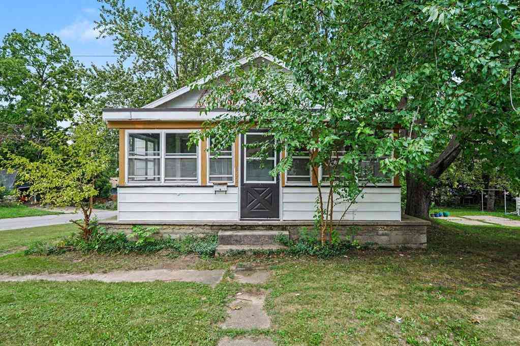 Homes For Sale - 952 Calvary Avenue Nw NW<br/> Grand Rapids, MI 49504