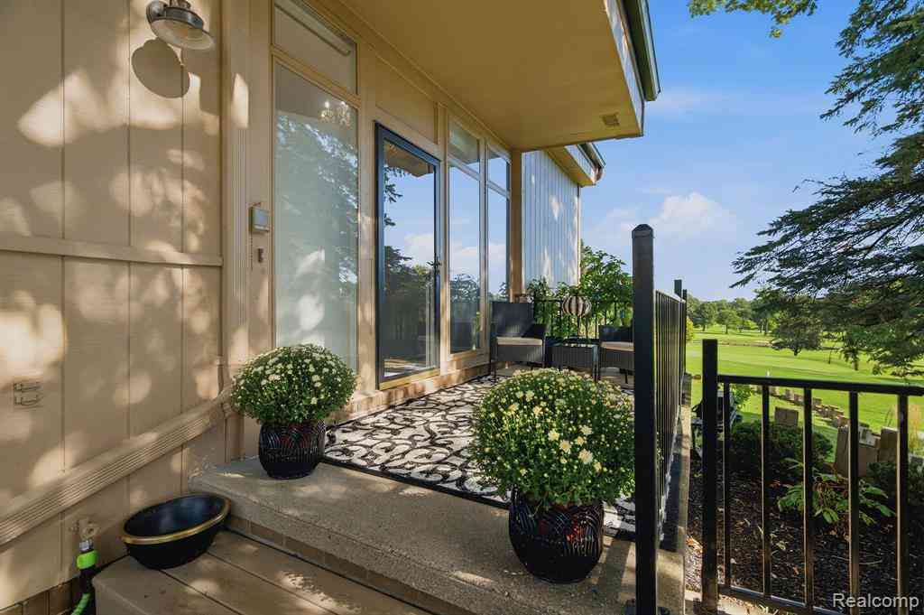 Condo For Sale - 988 Golfview Court <br/> Rochester, MI 48307
