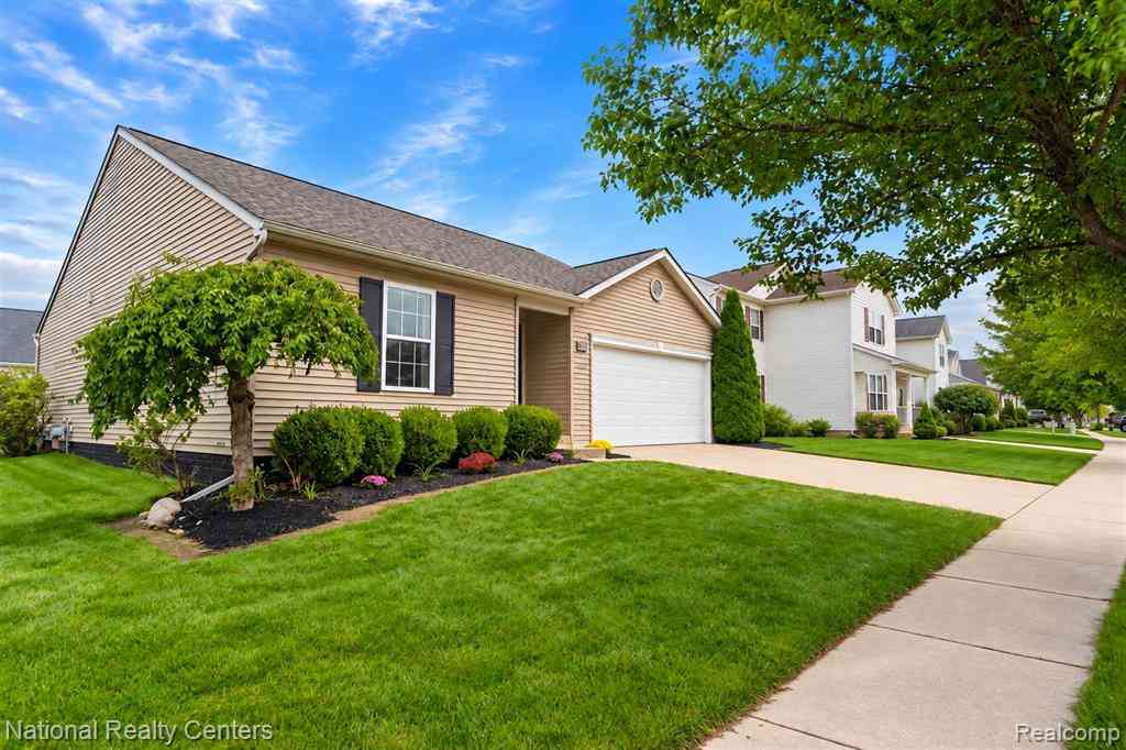 Homes For Sale - 8515 Hawthorn Hill <br/> Dexter, MI 48130