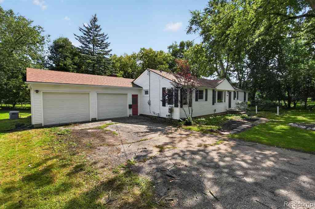 Homes For Sale - 807 S Oak Street <br/> Fenton, MI 48430