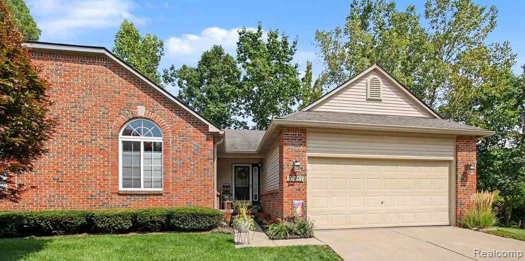 Condo For Sale - 10457 Woodcliff Court  #51<br/> Hartland, MI 48353