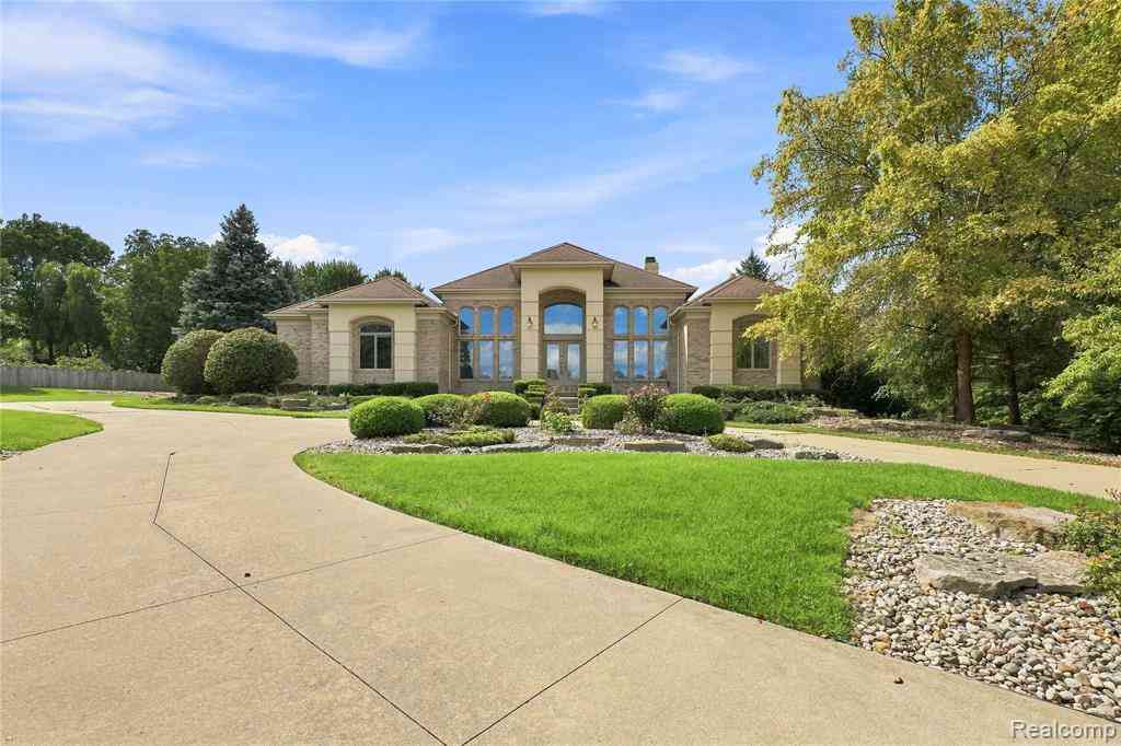 Homes For Sale - 2566 Lakeside Court <br/> Flushing, MI 48433